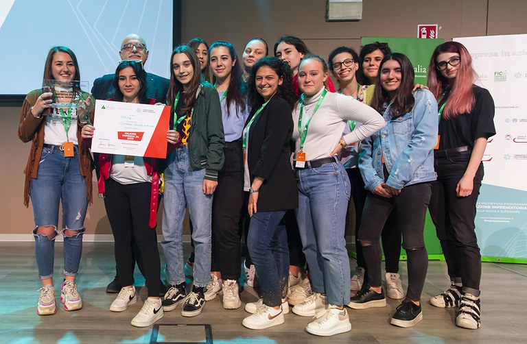 Le studentesse della IV F del Cattaneo Deledda di Modena premiate come miglior mini-impresa nella competizione regionale del 28 maggio a Bologna